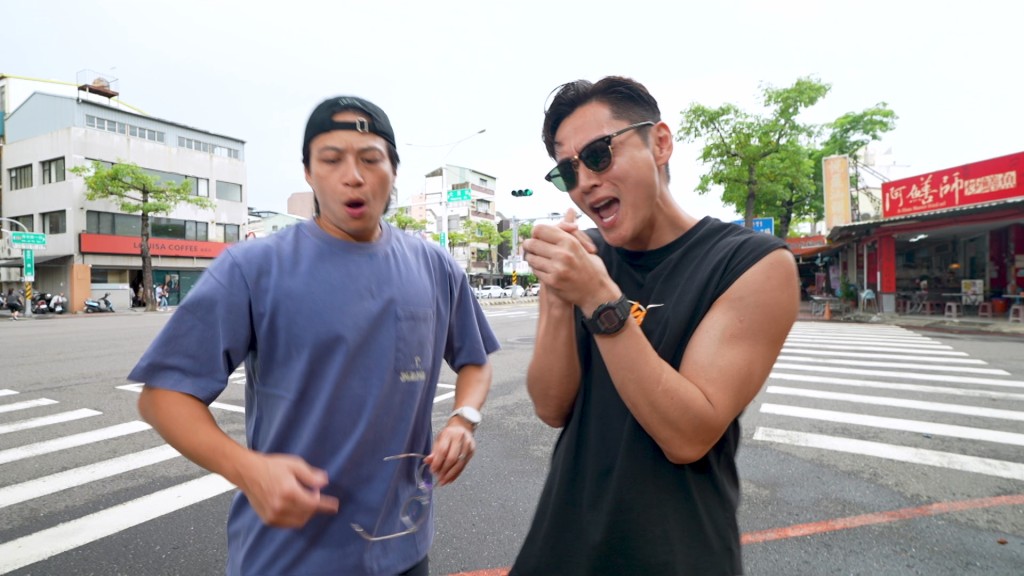 張振朗與吳業坤在台南街頭介紹美食時互動熱烈。