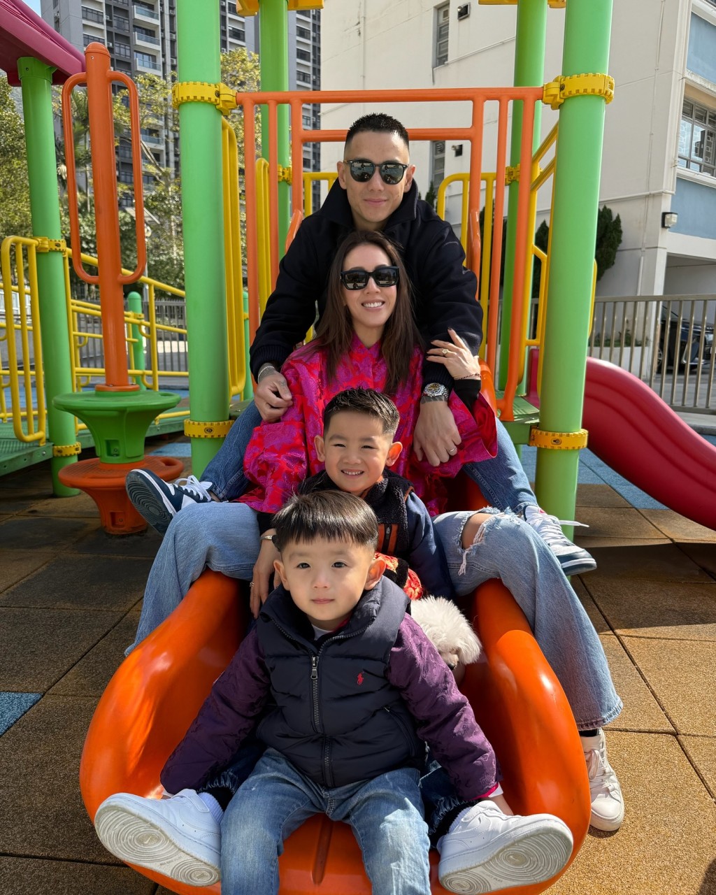 梁靖琪再婚至今七年,一家四口樂也融融。