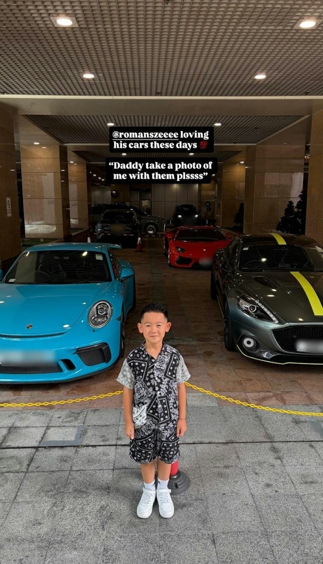 梁靖琪丈夫為兒子在數輛名車前拍照留念。
