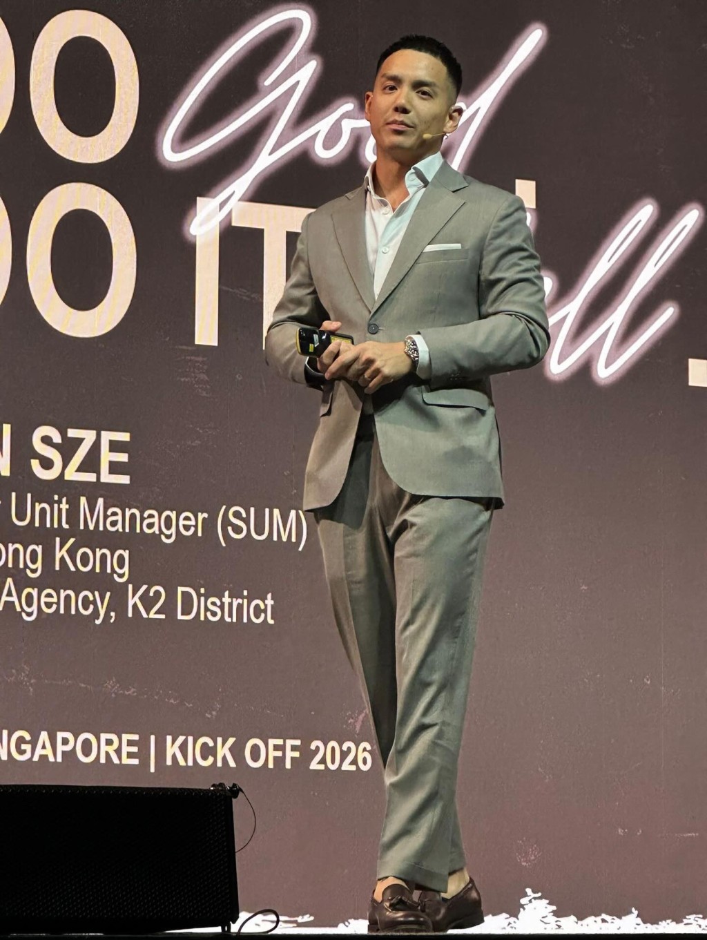 梁靖琪丈夫施雋賢早前獲邀到新加坡,向三千人進行演講。