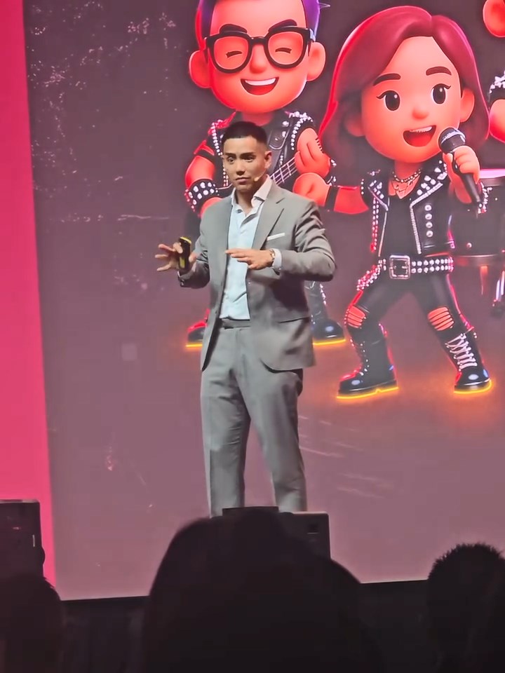 施雋賢在演講台上表現自如,展現親和力。