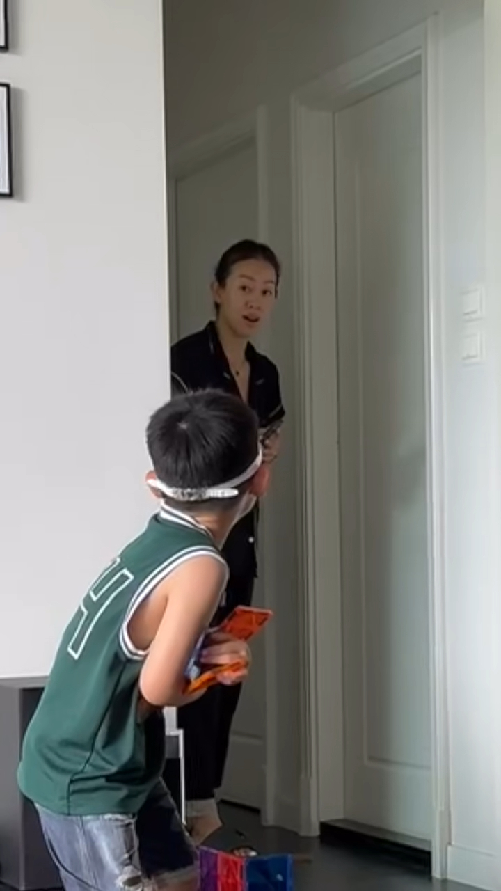 影片中可見單位內有一條長走廊。