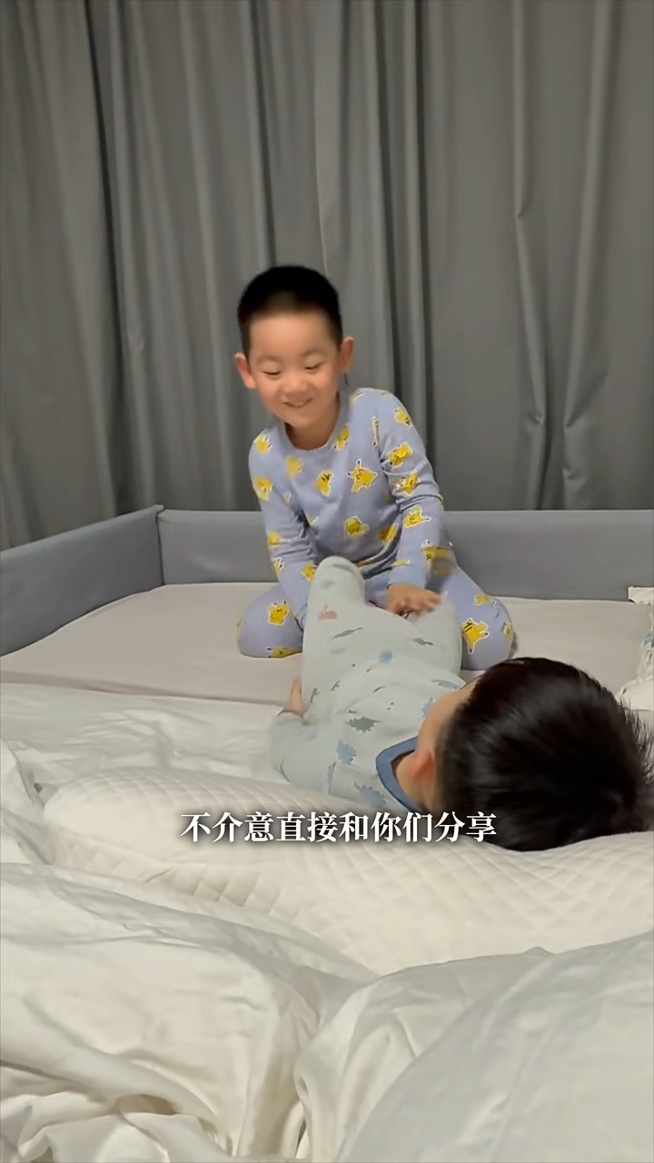 孩子們正在床上玩耍。