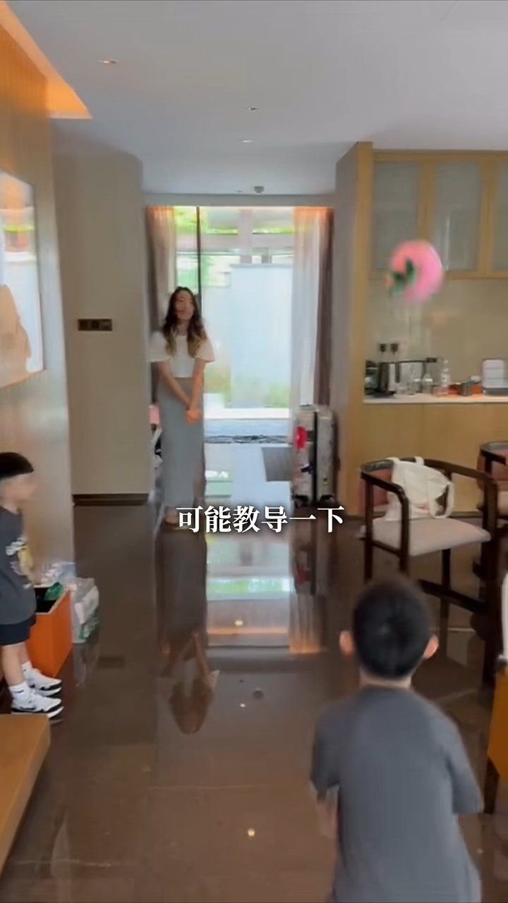 片中亦包含了他們外遊時入住酒店的片段。