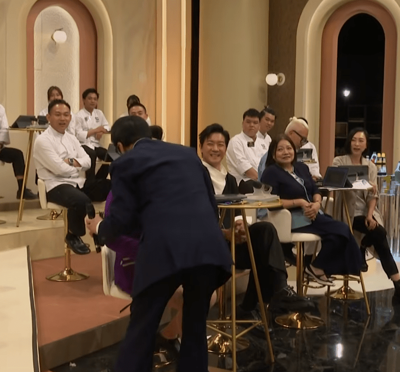 安德尊之後擁抱薛家燕以示歉意。