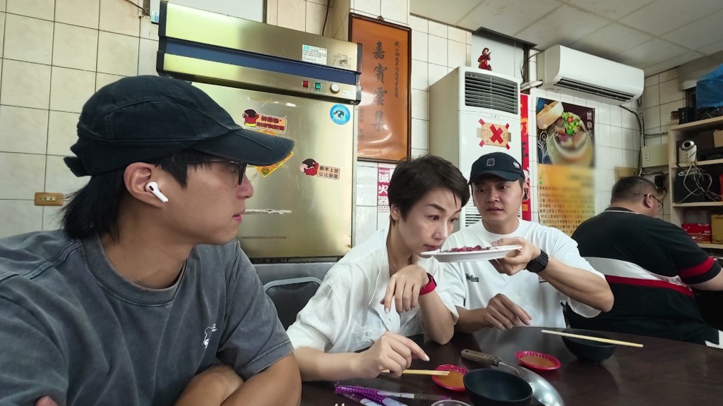 面對即將上桌的特色食材挑戰,主持們流露出驚訝與好奇的神情。