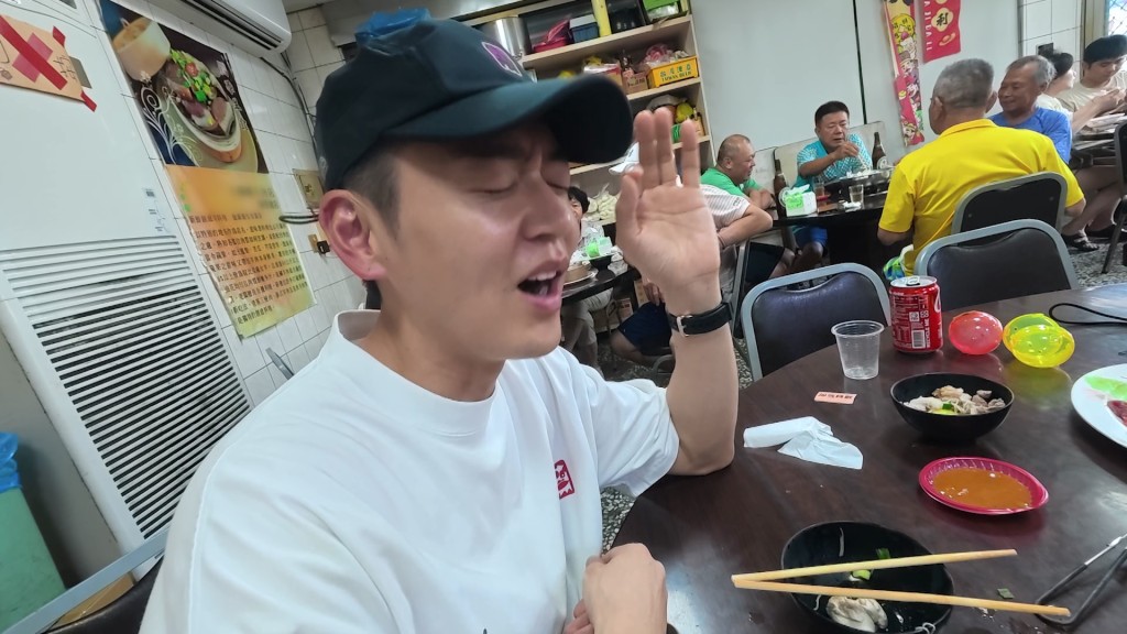 張振朗事後表示,當時在口中能清晰感受到視網膜與眼球分離的獨特口感。
