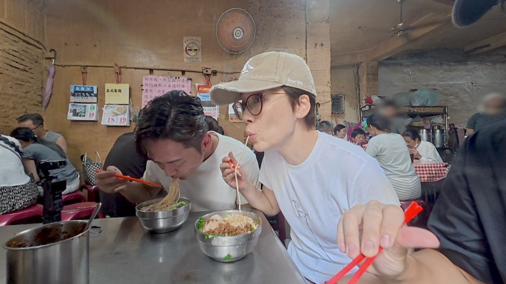 主持無懼炎熱環境,專心品嚐當地排長龍的人氣美食。