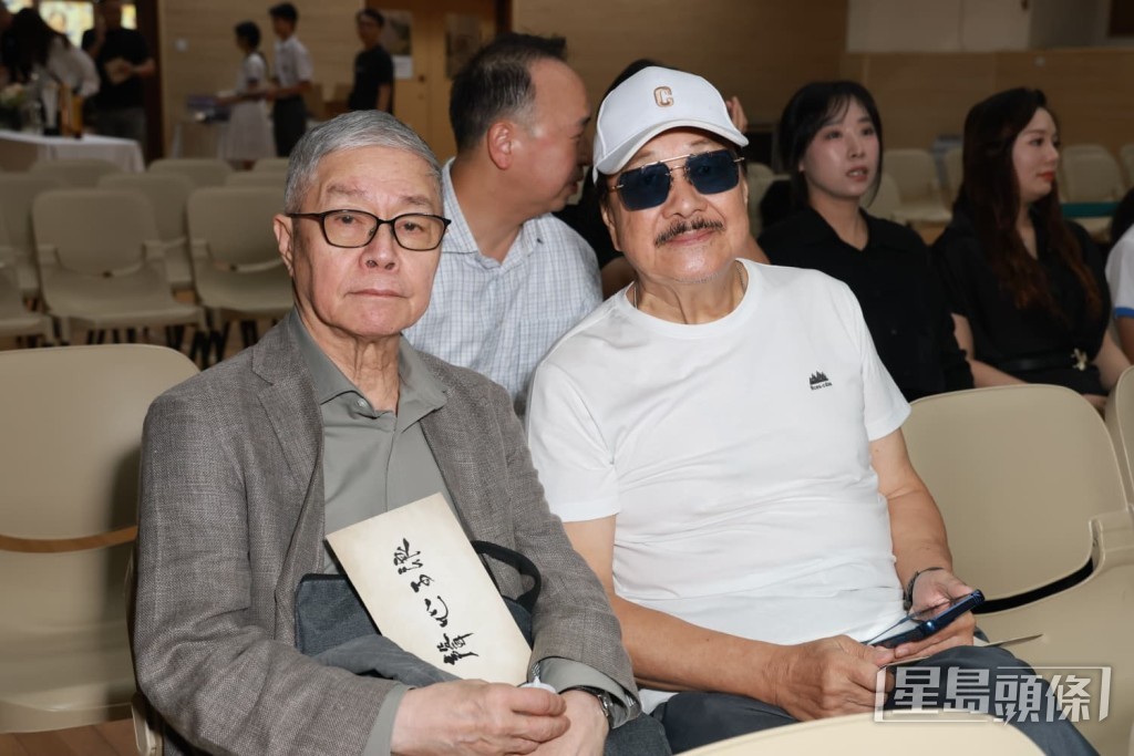 張武孝(右)到場致哀。