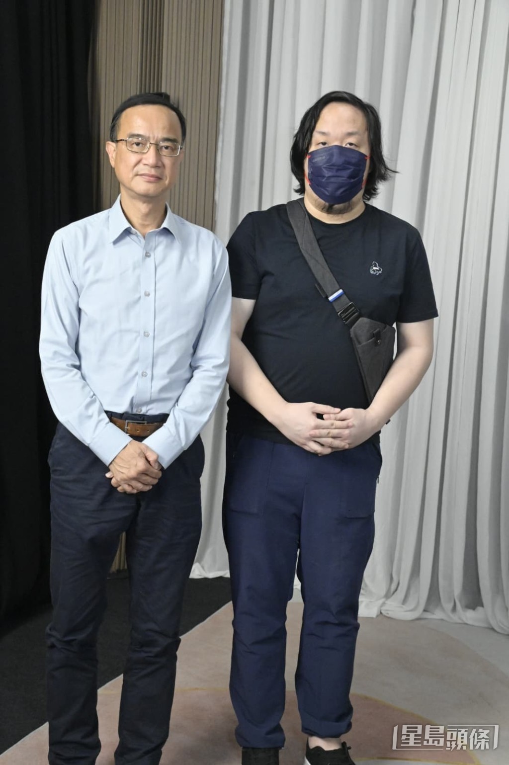 黎樹德正與母親商討父親的後事安排。