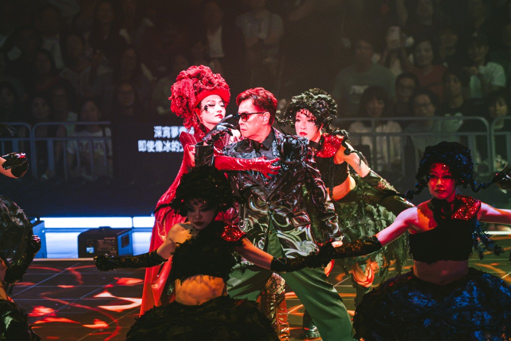 演唱會上,校長演繹快歌環節總是能掀起高潮。