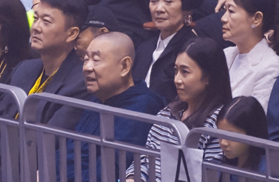 劉鑾雄與太太甘比亦是座上客。