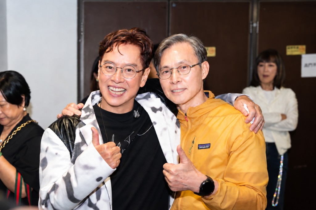張國強現身支持校長。
