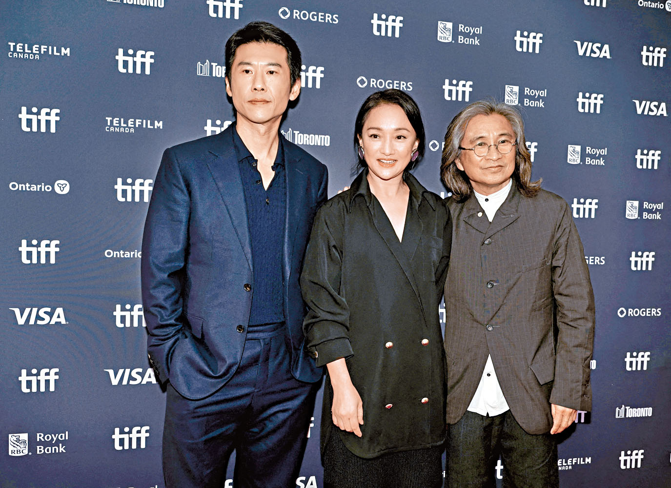 王驍、周迅和陳可辛齊出席新作《明天，會更好》多倫多影展首映。 路透社