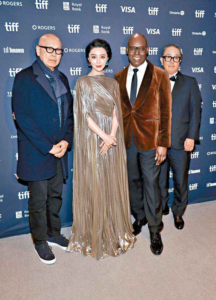 王穎、范冰冰、影展CEO Cameron Bailey和日星Lily Franky齊出席《瘋癲老人日記》首映。 法新社