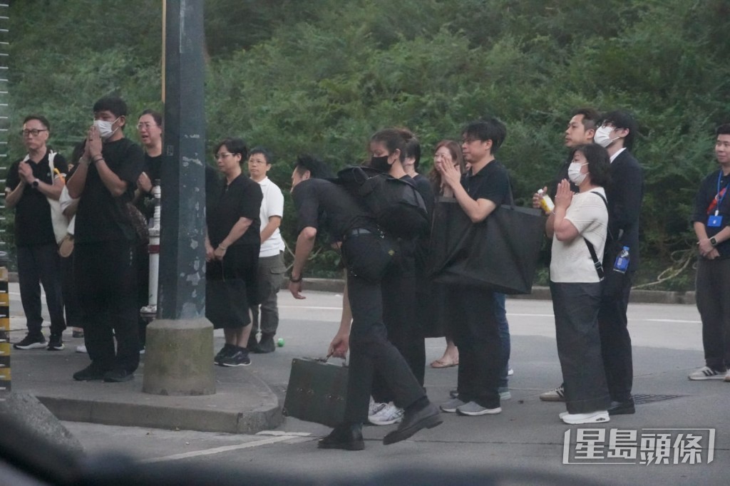 現場隱約傳來「收嘢呀!」的叫喊聲,過程約十分鐘,隨後眾親友登上19座小巴黯然離場。