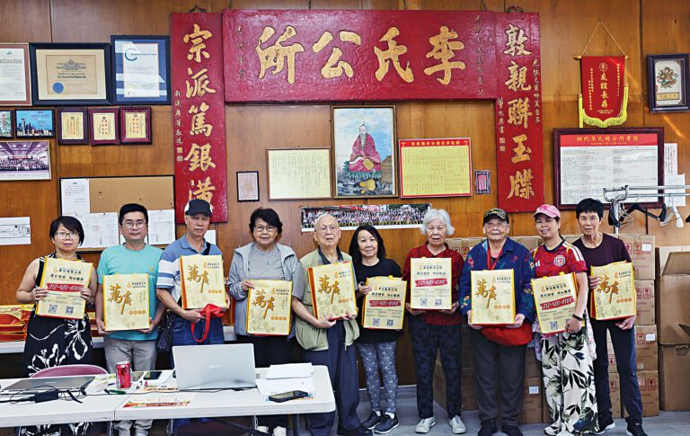紐約李氏公所循例致贈月餅於族中耆老以申敬老之意。