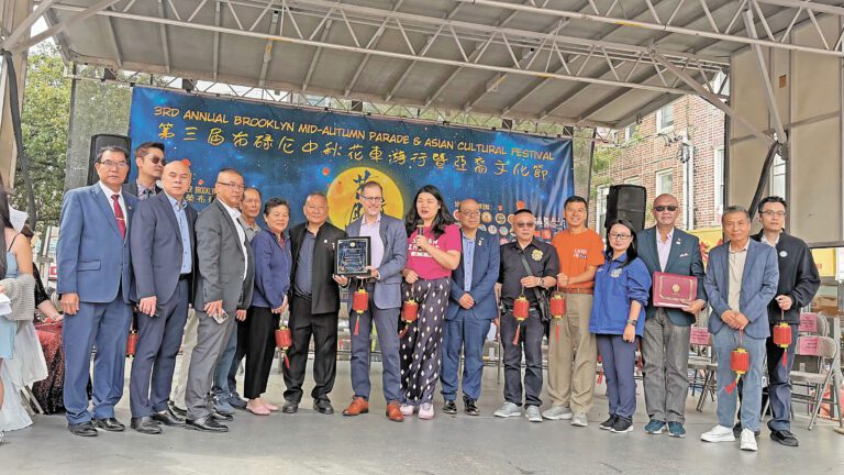 市主計長李文向舉辦單位頒發獎狀。