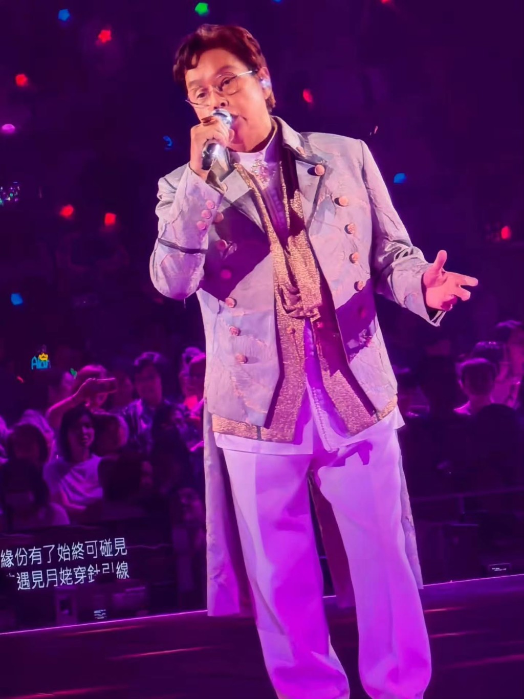 譚詠麟紅館演唱會全場爆滿，陳淽菁與在場歌迷一同投入經典金曲之中。