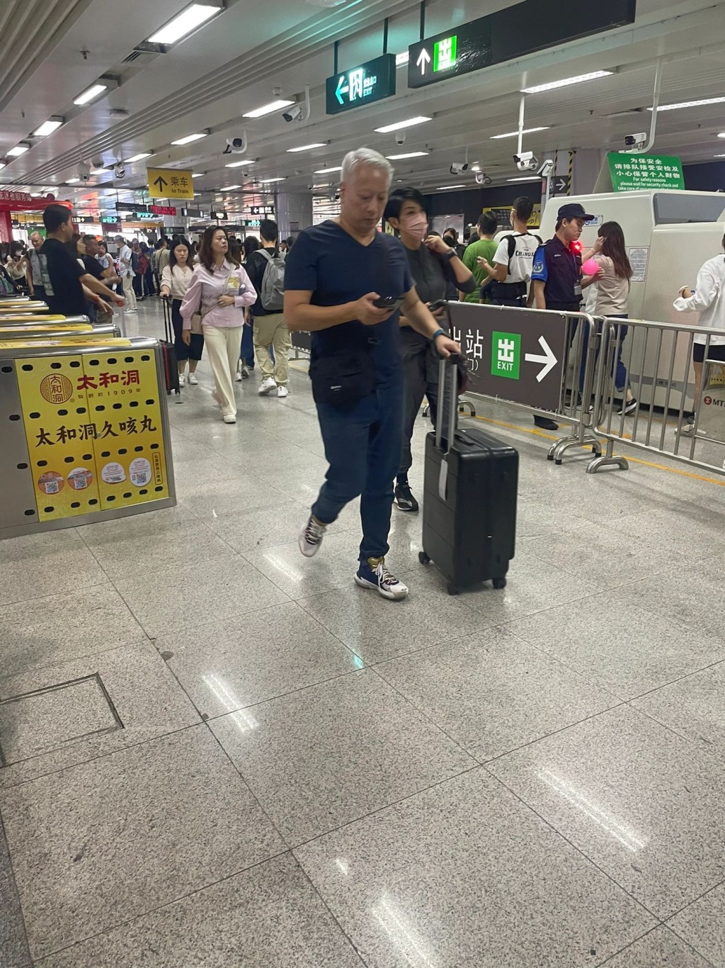 陳淽菁留言笑稱網民不用偷拍，可以大方邀請她合照。