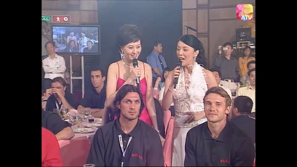 岩布仙尼（左）被要求為自己唱生日歌的片段，成為不少港人的集體回憶。