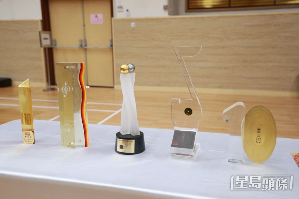 場內展示黎彼得生前的五個獎座。