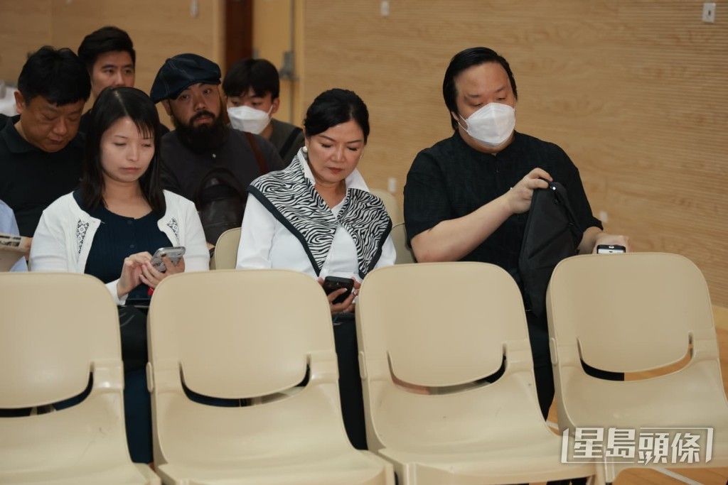 黎彼得的兒子黎樹德戴着口罩。