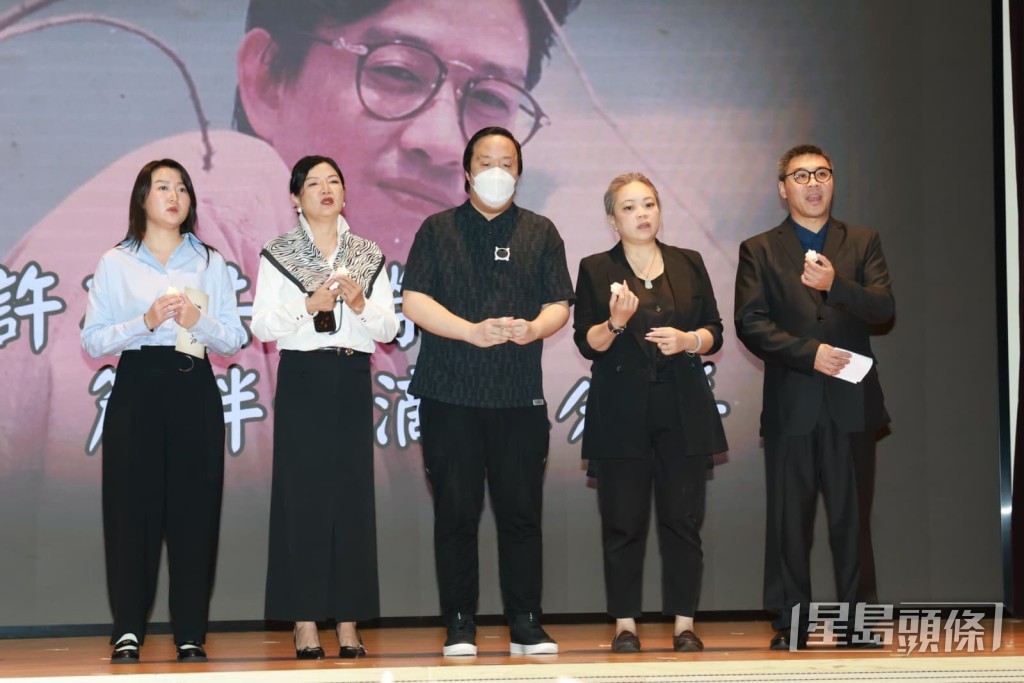 黎樹德神情肅穆，低頭不語。