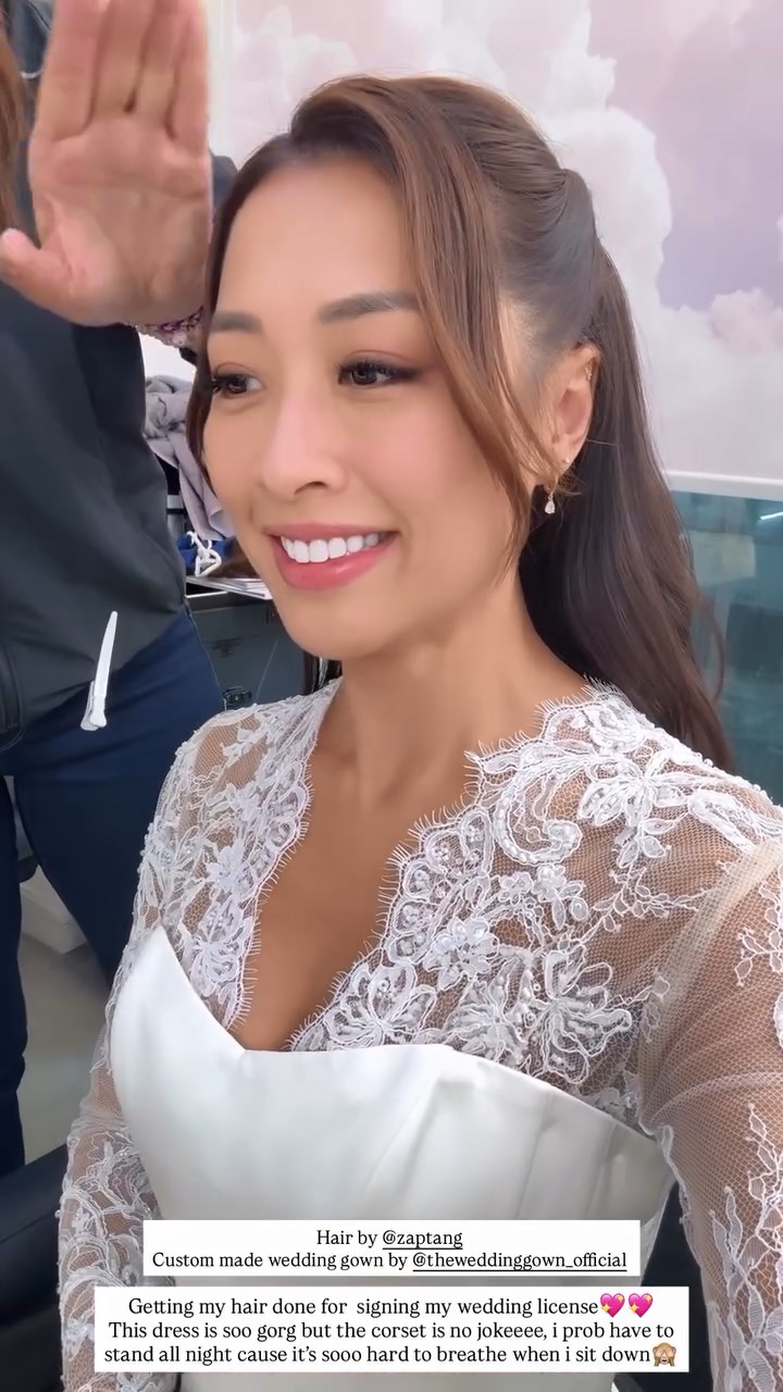 龐卓欣笑言婚紗束腰好緊,預計整晚都要站着。