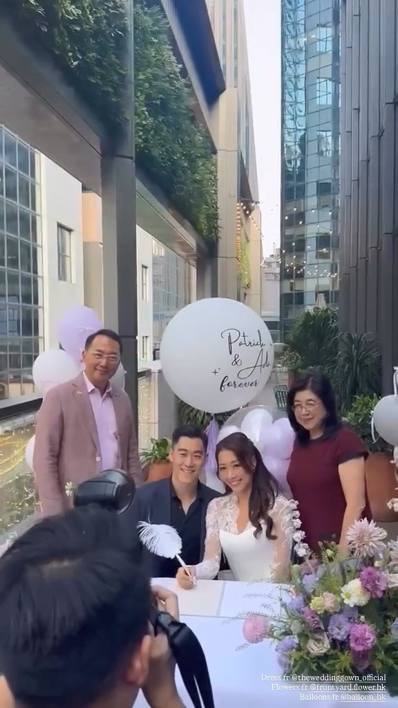 龐卓欣在家人見證下完成簽字儀式。