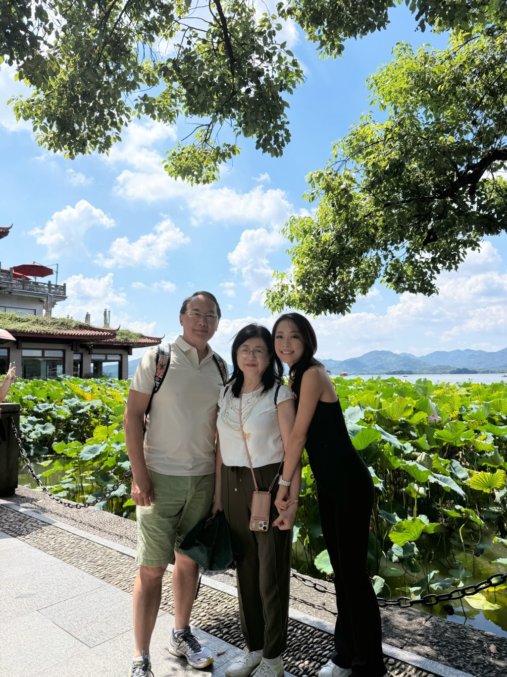 龐卓欣與父母合照,其父被指是身家豐厚的基金公司管理層。