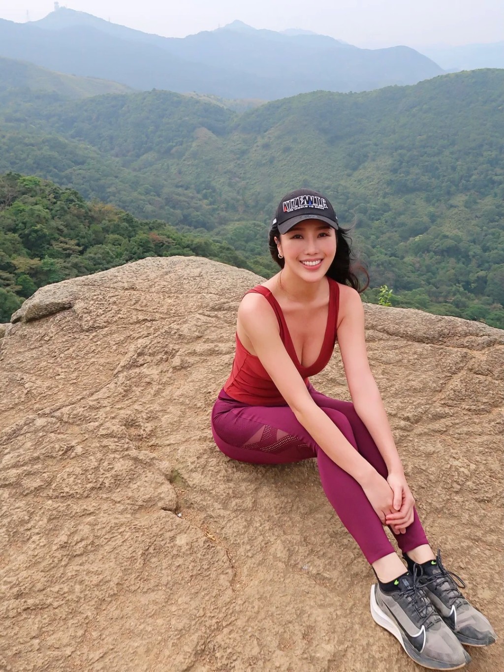 崔碧珈席地而坐,貼身深紫色瑜珈褲完美勾勒出筆直長腿與誘人S形曲線。