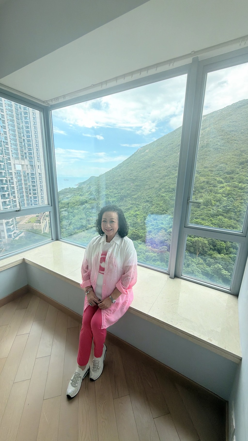 單位內巨型窗戶將戶外山海景致引入室內,採光十足。