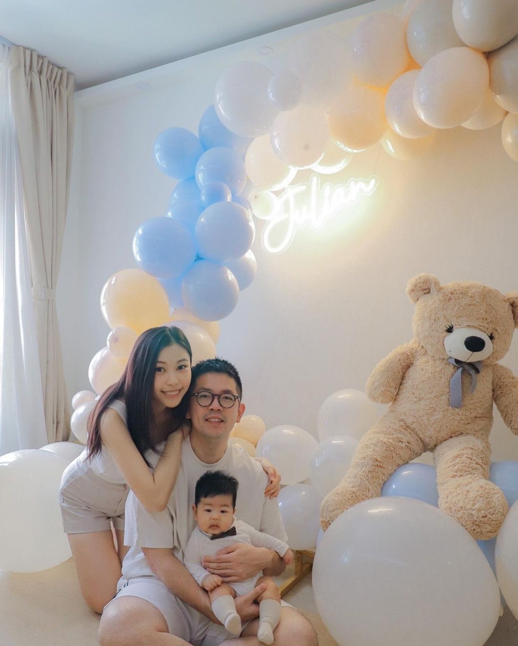 石耀庭2018年與Zoe結婚後,薛家燕安排他們住在隔壁單位。