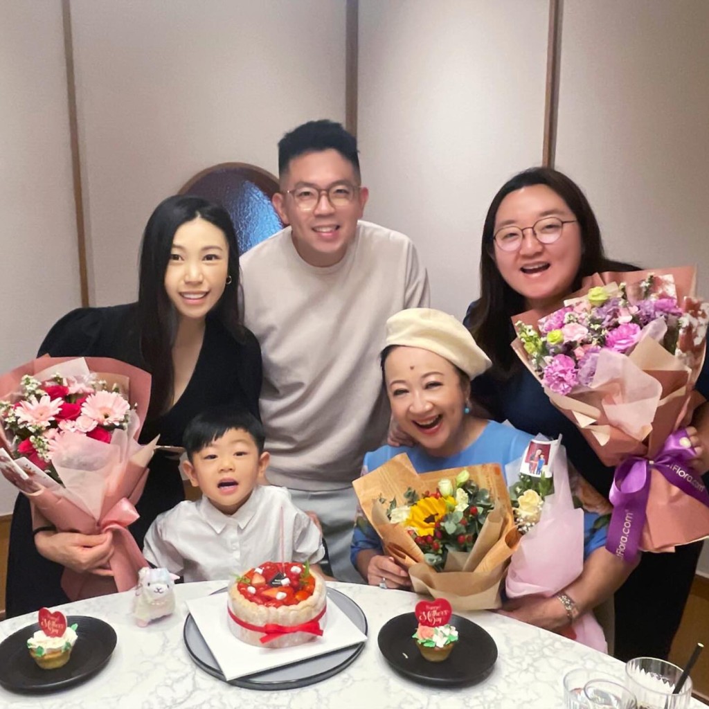 薛家燕不時與家人共聚,享受家庭樂。