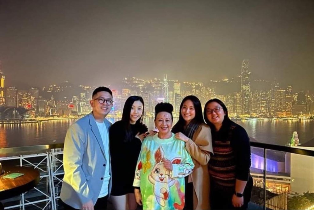 薛家燕與前夫離婚後,獨力撫養三名子女成人。