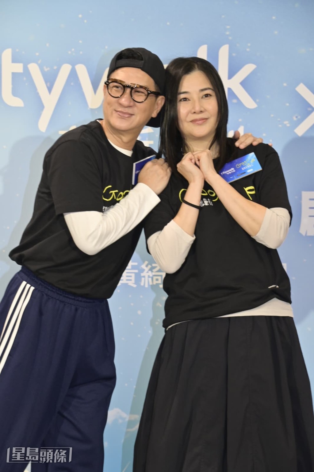 張家輝笑說：「我出錢，叫埋你老公（鄭伊健）一起來。」