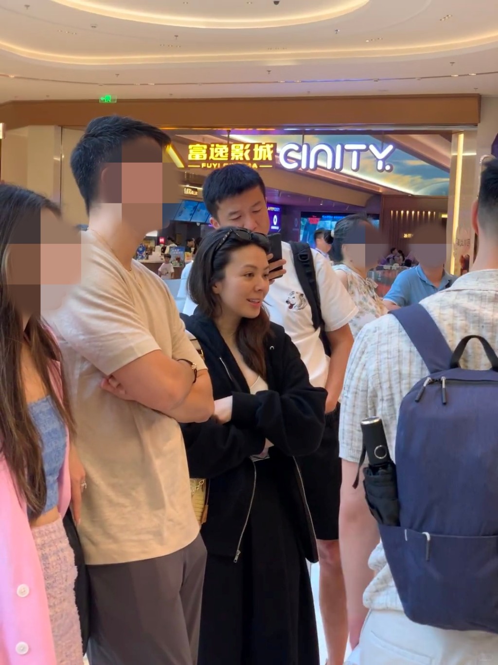 去年JW王灝兒身邊出現新男伴,後來被指是娛樂機構高層王至尊。