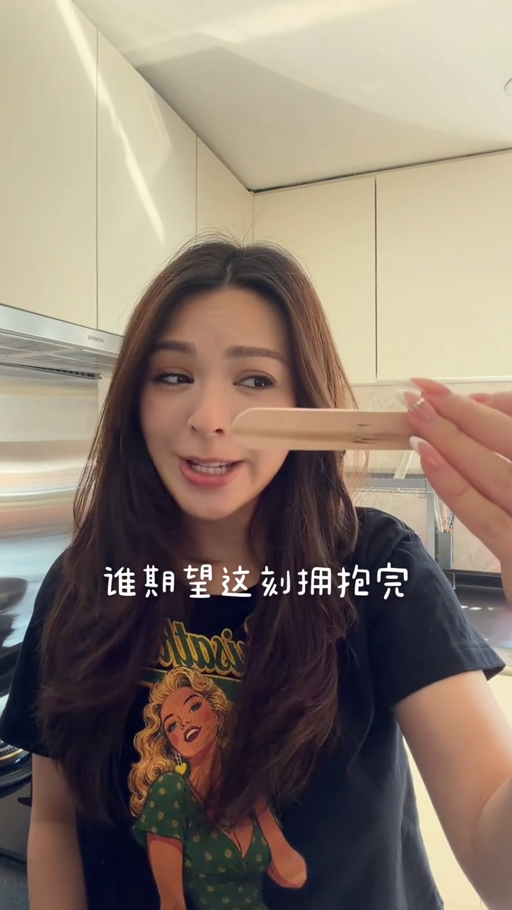 JW王灝兒在廚房手抽籤筒選歌,廚房空間寬敞明亮。