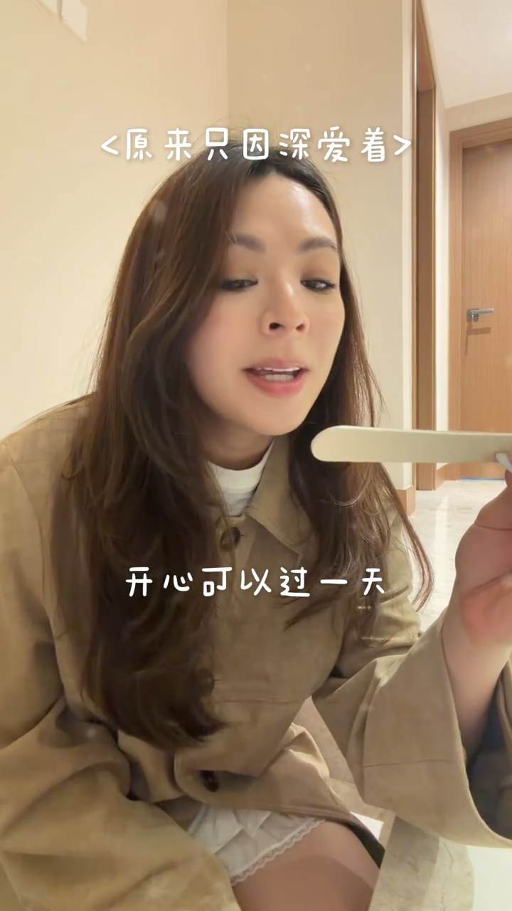 JW王灝兒抽籤清唱,身後的走廊通道深長,顯得空間寬廣。
