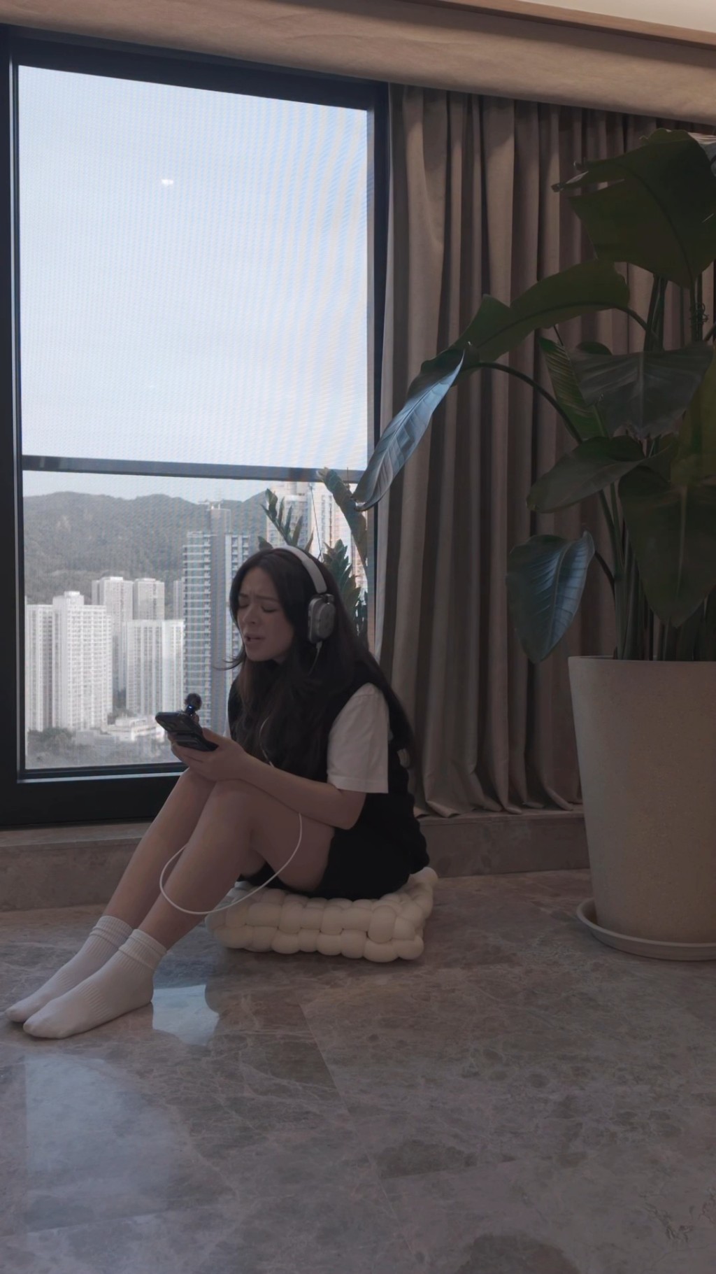 JW王灝兒早前在家拍攝唱歌影片,意外讓豪宅的開揚景觀曝光。