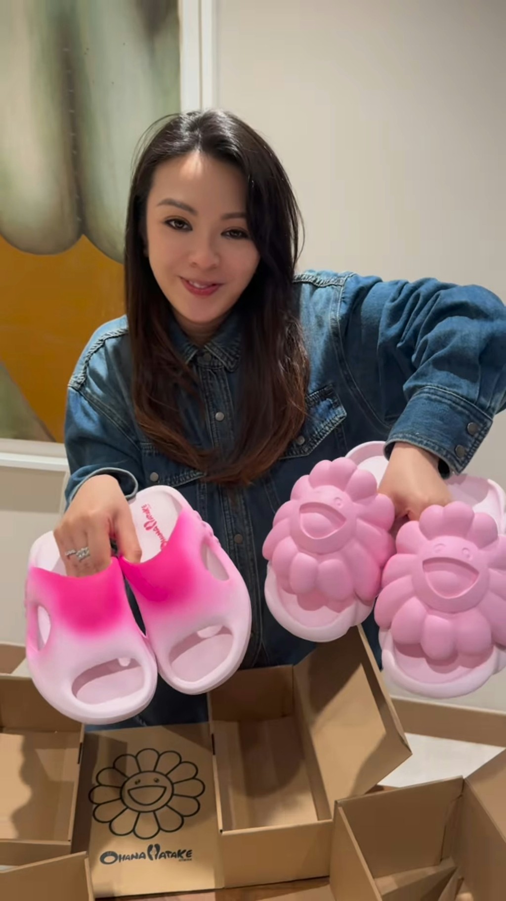 王灝兒的豪宅內掛有巨型藝術畫作。