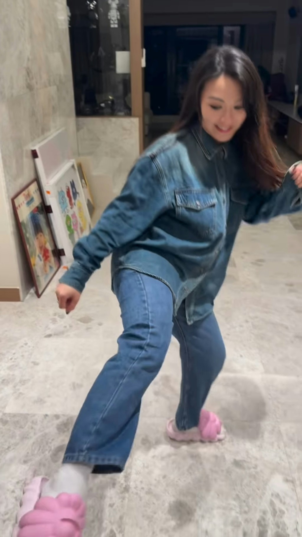 王灝兒的客廳面積非常寬大。