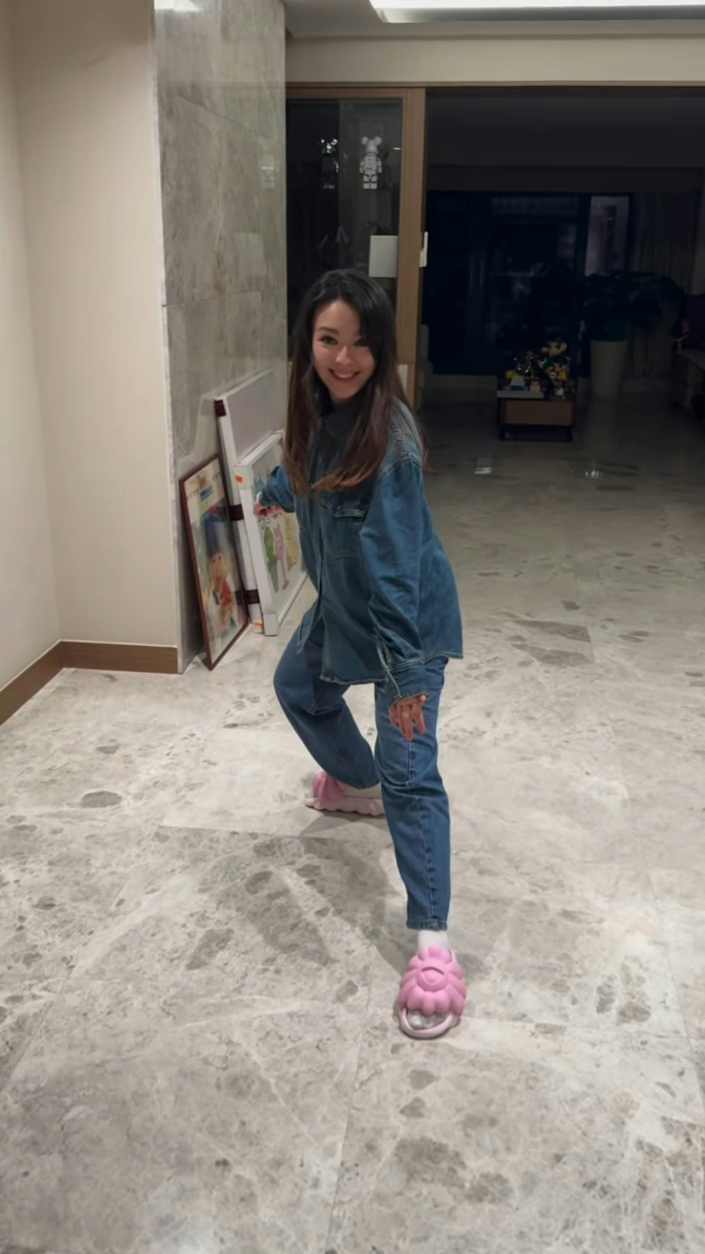 王灝兒的豪宅客廳極為深遠。