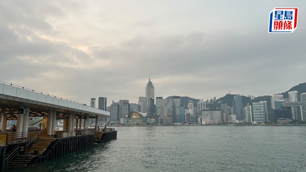 天文台預測今日大致多雲 日間短暫時間有陽光 最高氣溫約32度