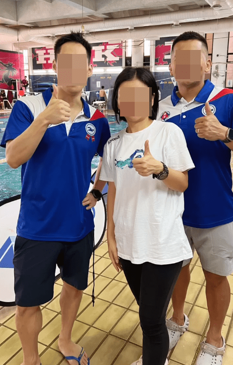 涉事發表帖文的女教練（中）。