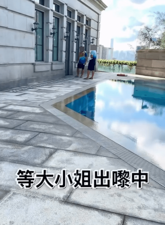 女教練更拍到豪宅內兩名工作人員。
