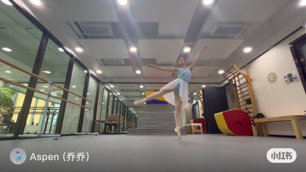 香港舞蹈劇場IG分享劉秀盈身穿芭蕾舞衣，擺出劈腿姿勢同時拉奏小提琴，融合兩種才藝。