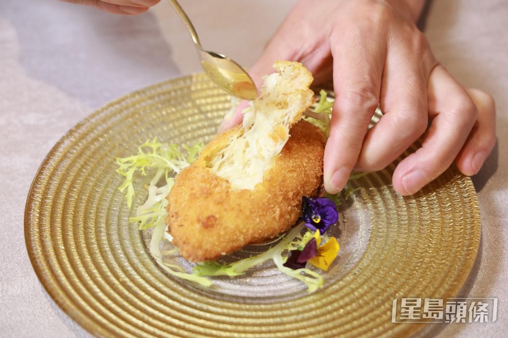 招牌「炸釀鮮蟹蓋」堅持使用新鮮手拆蟹肉,確保口感與鮮味層次十足。
