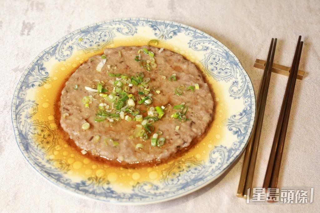 「陳皮蒸牛肉餅」選用新鮮牛肉,拌入優質陳皮與馬蹄製成肉餅蒸製,肉香中滲出陳皮甘香。
